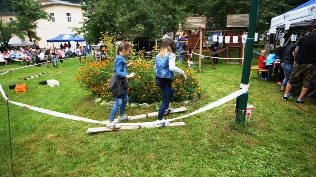 Gosciniec Jas -Sniadania I Obiadokolacje Szwedzki Stol W Cenie Bezplatny Parking Szklarska Poreba Bagian luar foto